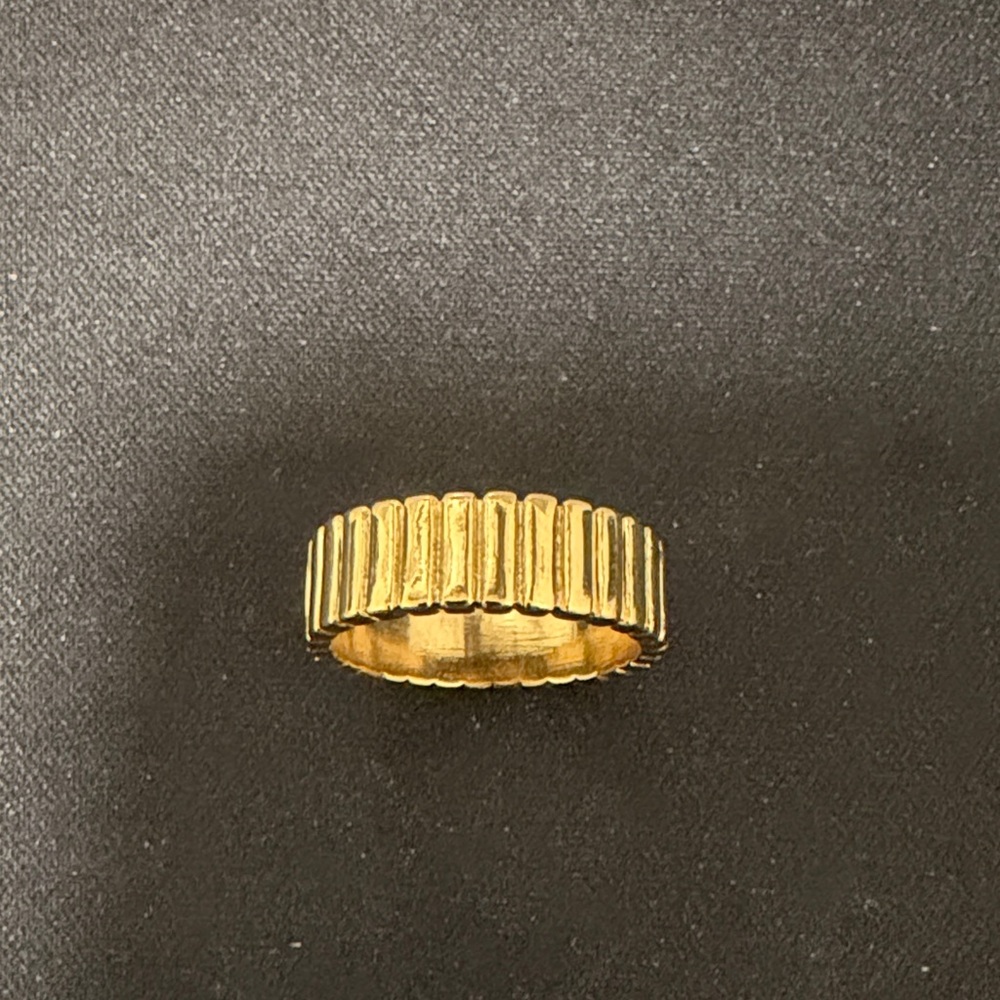 Elegant Gold Band Ring